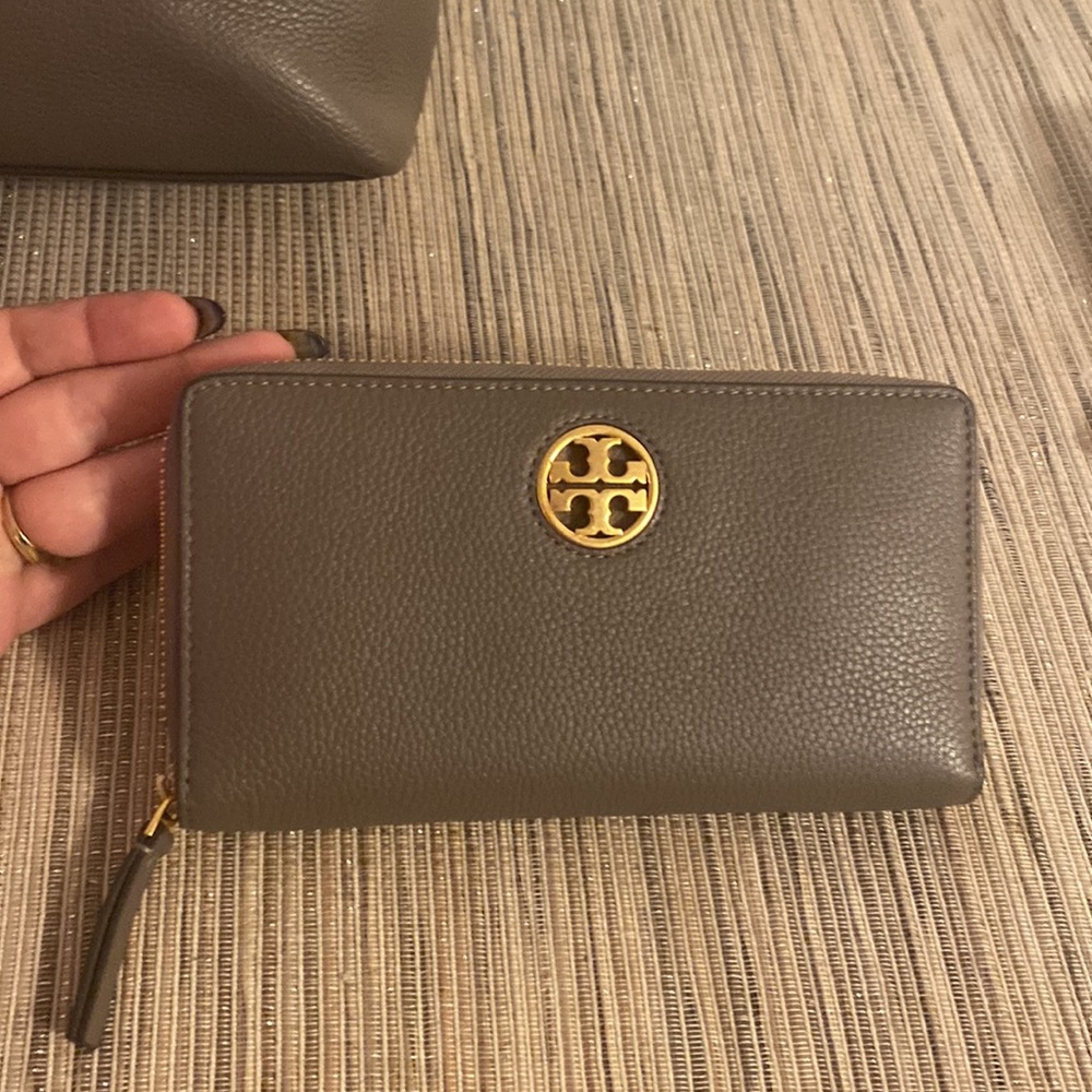 2PCS Tory Burch Carson Tote Silver Maple and Matching Wallet  Price Firm - Picture 11 of 16